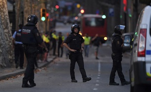Les rues du centre de Barcelone sont désertes après l'attaque qui a eu lieu en fin d'après-midi.
