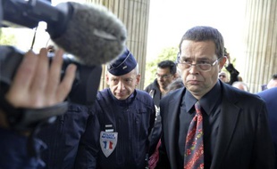 L'ex-urgentiste Nicolas Bonnemaison (d) arrive au tribunal d'Angers, le 12 octobre 2015