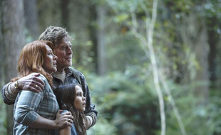 Bryce Dallas Howard, Ooona Lawrence et Robert Redford dans Peter et Elliott le dragon de David Lowery