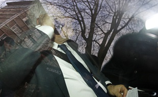 Dominique Strauss-Kahn arrive à la gendarmerie du boulevard Louis XIV pour y être entendu par les enquêteurs de la police judiciaire dans le cadre de l'affaire dite du Carlton.