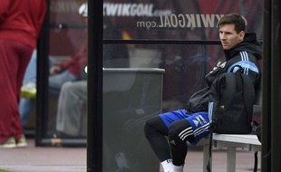 Lionel Messi est toujours gêné par un coup reçu sur le pied.