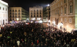 Criant "démission", contre austérité et la corruption, une "marée citoyenne" de dizaines de milliers de personnes a envahi Madrid samedi, au moment où l'Espagne, minée par un cocktail explosif de chômage et de récession, s'interroge sur ses institutions ébranlées par des scandales en série.