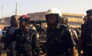 Un attentat à la bombe le dimanche de Pâques près d'une église dans la ville de Kaduna, dans le nord du Nigeria, a fait plusieurs morts et blessés, ont indiqué un responsable des secours et un habitant.