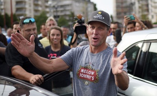 Lance Armstrong à Rodez après avoir couru une étape du Tour pour une association caritative, le 16 juillet 2015.