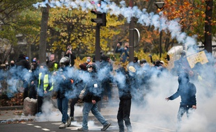 Comme souvent, la manifestation a vite dégénéré en affrontement avec les forces de l'ordre.