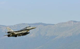 Un F-16 de l'armée américaine s'envole pour la base turque d'Incirlik, le 9 août 2015