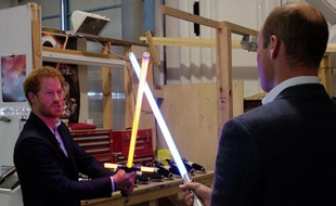 Les princes Harry et William jouent avec des sabres laser, lors de leur visite sur le tournage de «Star Wars 8», le 19 avril 2016.