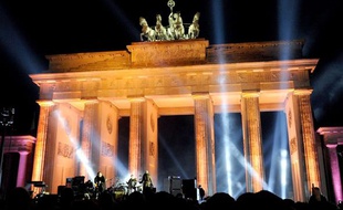 Le groupe irlandais U2 se produit devant la Porte de Brandebourg à Berlin, le 5 novembre 2009.