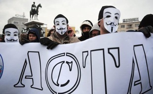 Le Parlement européen a définitivement rejeté mercredi le traité anticontrefaçon Acta, enterrant ainsi toute possibilité pour l'UE de ratifier cet accord international controversé qui selon ses détracteurs menace les libertés individuelles, notamment celles des internautes.
