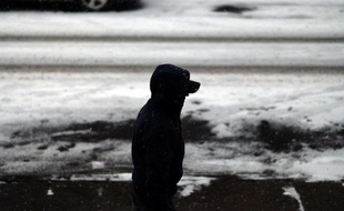 Un homme marche dans la neige dans le Queens à New York le 6 janvier 2015