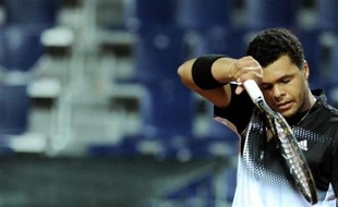 Le Français Jo-Wilfried Tsonga, finaliste de l'Open d'Australie 2008, a quitté le tournoi Masters Series d'Hambourg dès le deuxième tour après sa défaite contre le Suédois Robin Söderling mercredi.