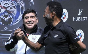Maradona et Pelé lors d'un événement promotionnel à Paris, à la veille de l'Euro, le 9 juin 2016.