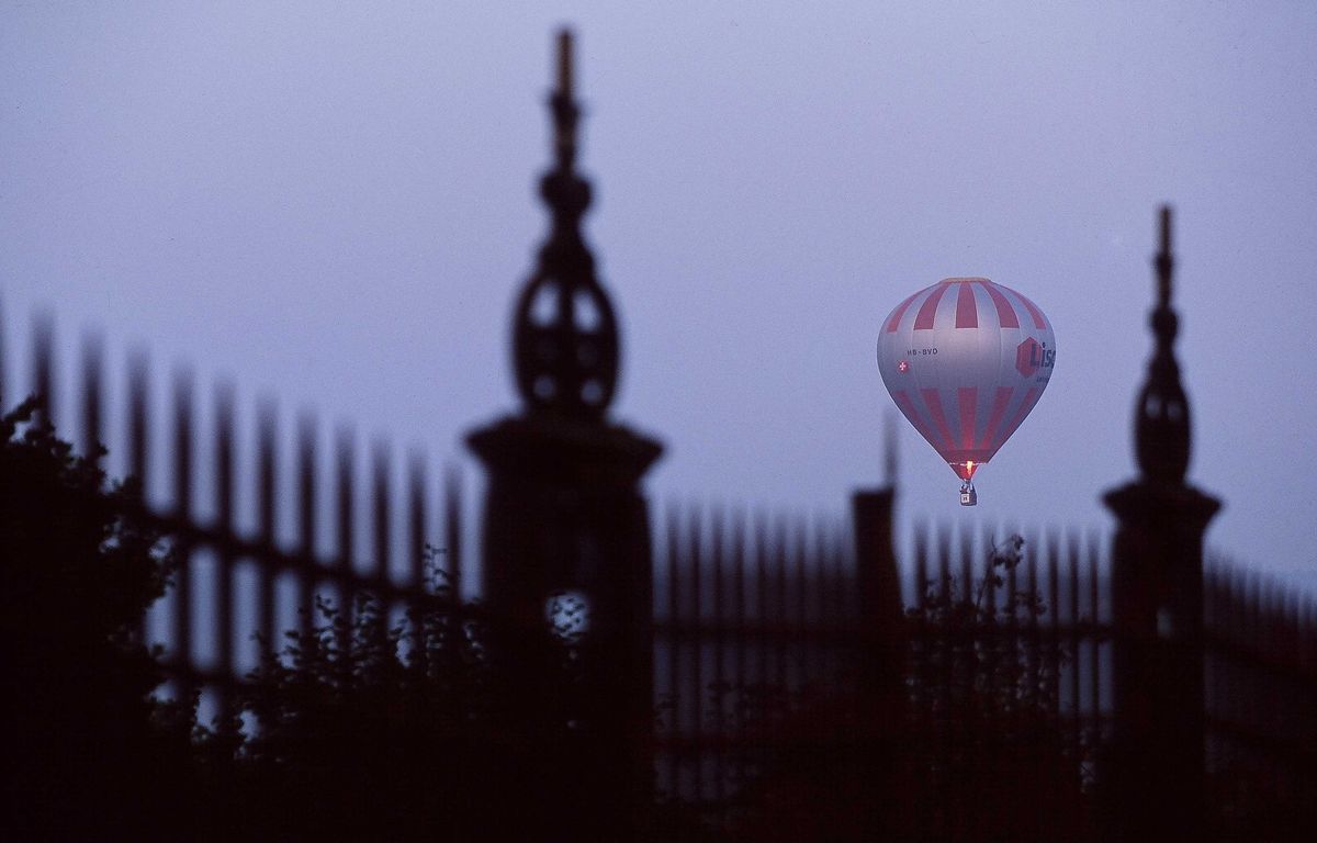 Royaume-Uni : Une montgolfière atterrit en urgence en plein milieu d'un quartier résidentiel