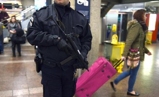 Un policier patrouille le 16 janvier 2015 à la gare de la Part-Dieu à Lyon