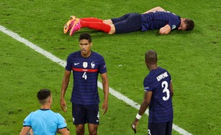 Benjamin Pavard est resté de longues minutes au sol après le violent coup de genou reçu en plein visage par Goossens mardi soir.