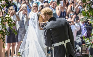 Meghan Markle et le prince Harry s'embrassent devant la chapelle.