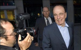 Le magnat des médias Rupert Murdoch, qui contrôle le groupe News Corp, s'est offert le groupe Dow Jones pour 5 milliards de dollars, ont confirmé les deux groupes dans la nuit de mardi à mercredi, après l'aval de la famille actionnaire Bancroft.