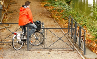 Un cycliste au bord du Canal, à Toulouse. Illustration.