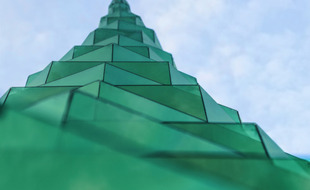 L'œuvre est composée de facettes en miroirs sans tain, de couleur émeraude.