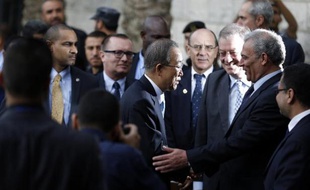 Le secrétaire général de l'ONU Ban Ki-moon accueilli par le vice-Premier ministre palestinien Ziad Abu-Amr le 14 octobre 2014 à Gaza