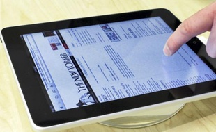 A l'usage, l'iPad se révèle idéal pour lire un livre, son compte Twitter ou son journal.