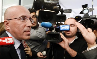 Eric Ciotti, directeur de campagne de François Fillon, a estimé mardi que Nicolas Sarkozy, "une fois de plus, montre la voie" en étant favorable à revoter pour la présidence de l'UMP.