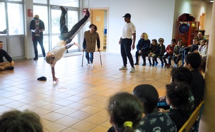 La démo était présentée par des breakdancers valides et handicapés