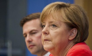 La zone euro était cueillie à froid mardi par l'avertissement de l'agence Moody's à trois pays dont l'Allemagne, déjà en plein débat domestique sur l'aide aux pays du Sud, Grèce et Espagne en tête.