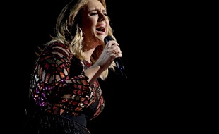 Adele chante «Hello» aux Grammy Awards, le 12 février 2017.