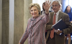 Hillary Clinton et le directeur de son équipe de campagne, John Podesta, à Washington le 14 juillet 2016.