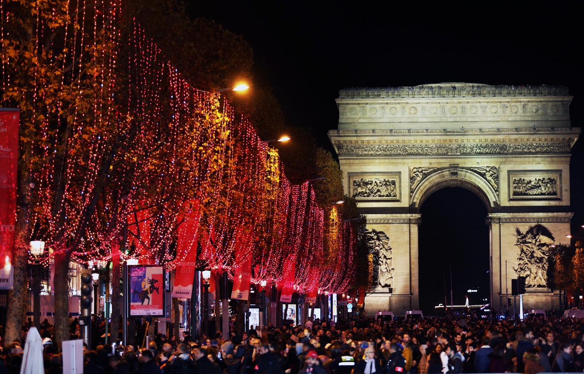 Illuminations de Noël sur les ChampsElysées Le partenariat avec Ferrero passe mal
