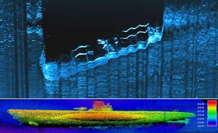 Images sonar fournies par l'Agence américaine océanographique et atmosphérique (NOAA) de l'épave d'un sous-marin allemand (bas) et d'un navire marchand américain (haut), datant de la Seconde Guerre mondiale, découverts au fond de l'Atlantique au large des côtes de Caroline du Nord.