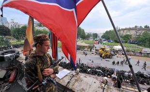 Un rebelle pro-russe sur le toit du siège de l'administration régionale, à Donetsk, le 29 mai 2014