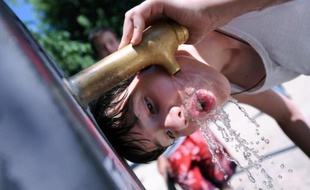 La Commission européenne a retiré vendredi le secteur de l'eau d'une proposition de loi européenne sur les concessions face aux craintes persistantes d'une privatisation, particulièrement en Allemagne où il est géré par les municipalités.