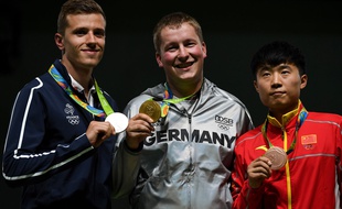 Jean Quiquampoix (à gauche) a pris la médaille d'argent en tir aux JO de Rio.