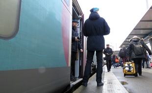 Un train Ouigo s'apprête à quitter le quai de la gare de Rennes, le 8 décembre 2017.