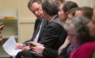 Le président de la SNCF America Alain Leray discute avec ses collègues avant de témoigner à Annapolis au Maryland le 10 mars 2013