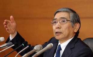 Contrairement à la Réserve fédérale américaine qui vient d'annoncer un léger resserrement monétaire, la Banque du Japon a décidé vendredi de maintenir le rythme de ses injections de liquidités dans les circuits.