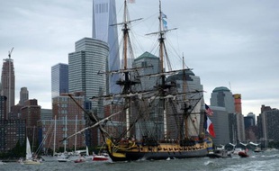 La réplique de l'Hermione dans les eaux de New York le 4 juillet 2015
