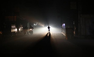 Dans une rue de Douma, ville au nord-est de Damas, lors d'une coupure de courant, le 19 janvier 2015