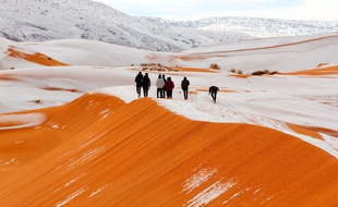 Un fin manteau blanc a recouvert, l'espace de quelques heures, les dunes sahariennes.