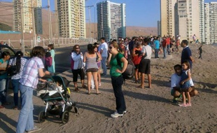 Des gens se regroupent après une alerte au tsunami à Iquique le 16 mars 2014