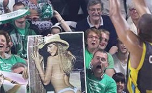 Un supporter du Portel brandit un poster de femme dénudée
