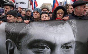 Des militants de l'opposition à Vladimir Poutine participent le 1er mars 2015 à une marche en faveur de l'opposant Boris Nemtsov, assassiné en plein centre de Moscou