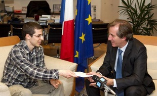 Gilad Shalit, le soldat israélien détenu pendant plus de cinq ans par le Hamas palestinien, a remis mercredi des lettres de remerciements pour le président français Nicolas Sarkozy et la chancelière allemande Angela Merkel à leurs ambassadeurs respectifs en Israël.