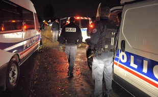 Des patrouilles de police, la nuit. (Illustration)