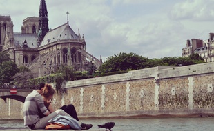 Un couple à Paris (illustration)
