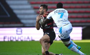 Le centre du Stade Toulousain Sofiane Guitoune plaqué par le 3e ligne montpelliérain Yacouba Camara, samedi au stade Ernest-Wallon.
