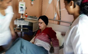 Le cancer, responsable en 1970 d'un décès sur cinq, était en 2004 la cause d'un décès sur trois, soit la première cause de mortalité en France, mais les personnes atteintes bénéficient d'une amélioration progressive de leur espérance de vie.