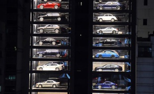 A Singapour, où chaque mètre carré est compté, un vendeur de voitures de luxe d'occasion a trouvé la parade : les proposer dans un distributeur automatique.